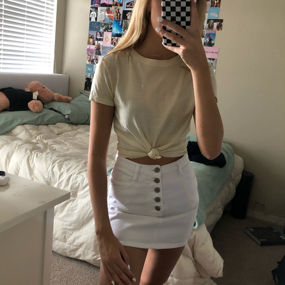 light yellow tee